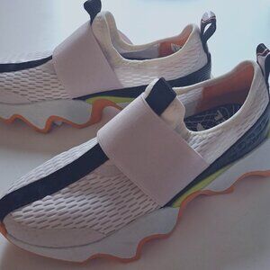Women's Kinetic Impact II Strap Sneaker Size 6